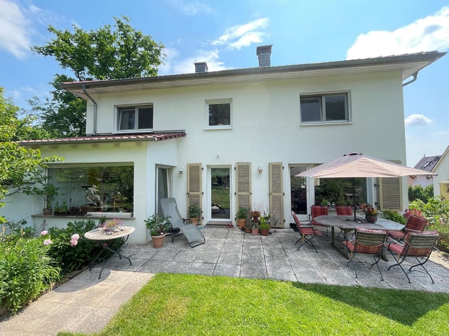 Einfamilienhaus in Butzbach, Vorstadtvilla in ruhiger Waldrandlage