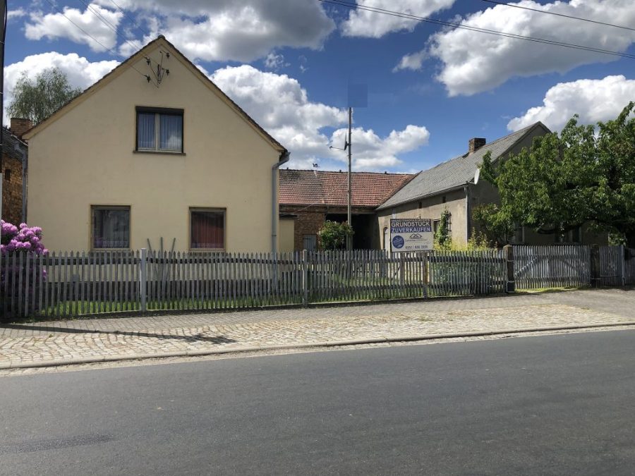 Dreiseitenhof in Hermsdorf, klein auf großem Grundstück